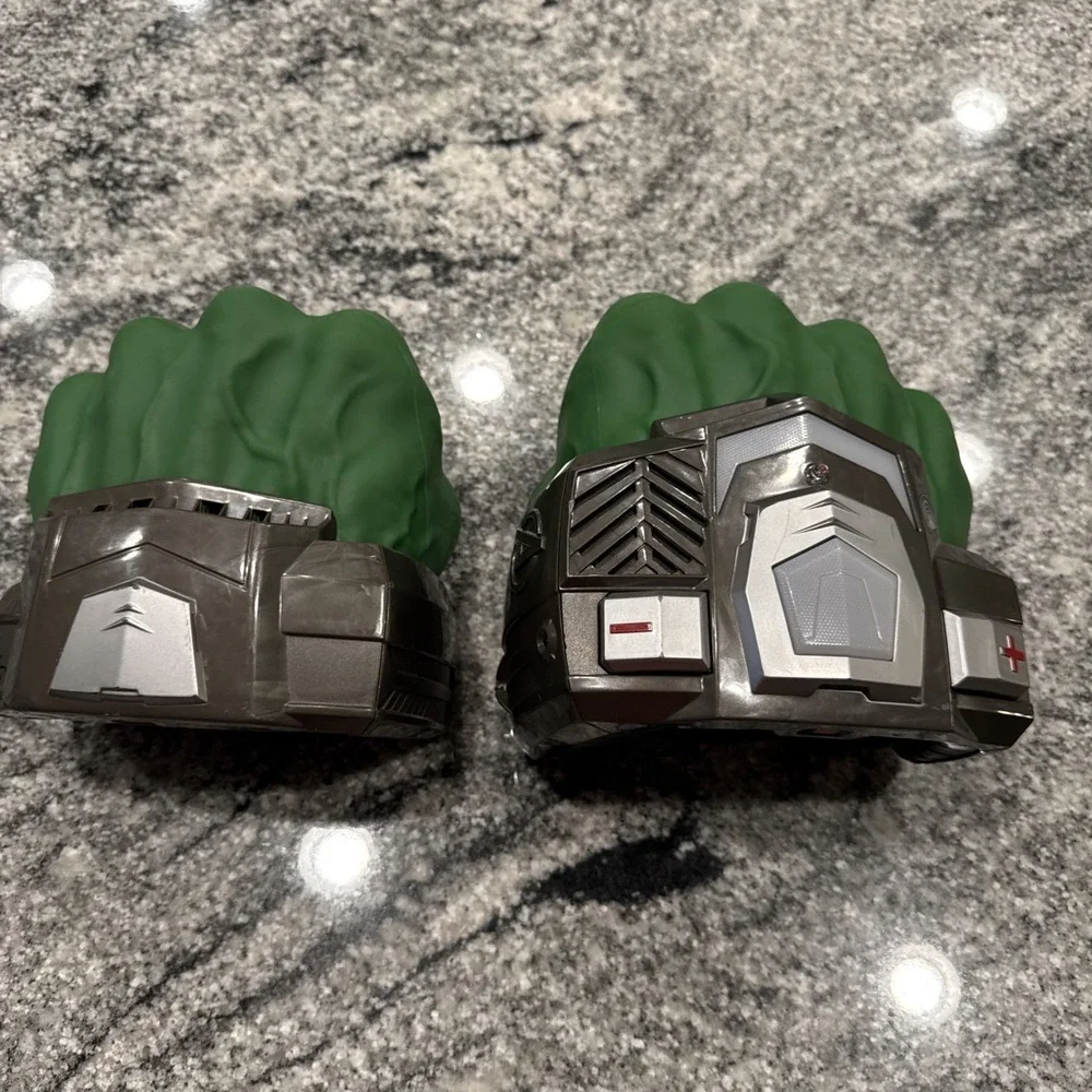Marvel Hulk Hands‎ Fist Smash Avengers Labs Hasbro w/Sound & Lights Playmation